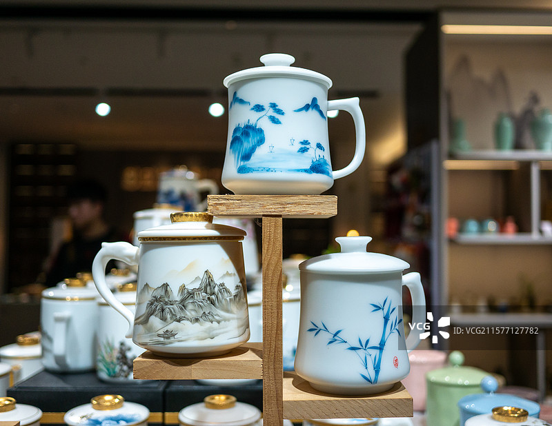 瓷器店里陈列的印有中国画的茶杯图片素材