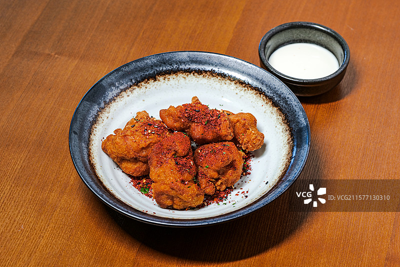 炸鸡伴自制鲜果沙拉酱图片素材