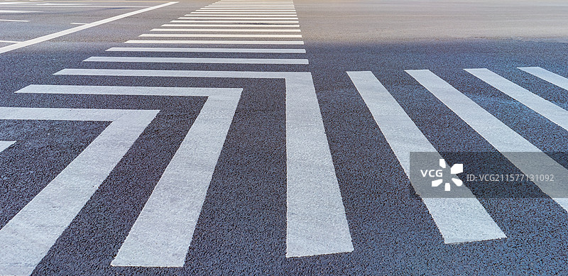 中国城市交通拍摄主题，逆光拍摄黑白相间的斑马线道路，户外无人图像摄影图片素材