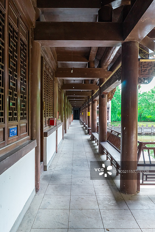 中国园林拍摄主题，浙江金华东阳横店明清民居博览城著名景点，传统中式木制房屋回廊，户外白昼无人图像摄影图片素材
