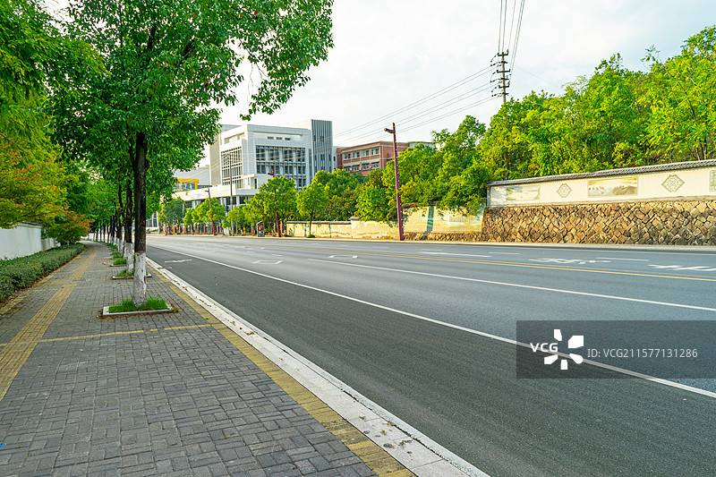 中国城市交通拍摄主题，平坦的柏油路马路公路市区路和路中央的栏杆分界线，户外白昼无人图像摄影图片素材