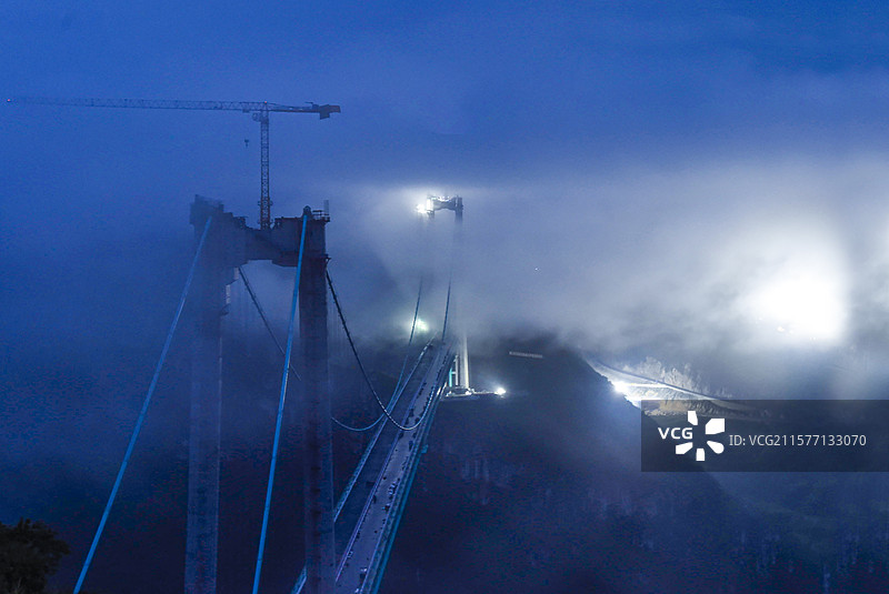 贵州建桥的人们，花江峡谷特大桥上，800米高空奋战向通车时间点冲刺图片素材