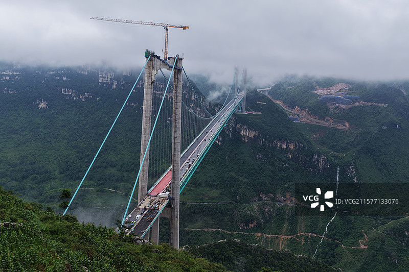 贵州建桥的人们，花江峡谷特大桥上，800米高空奋战向通车时间点冲刺图片素材