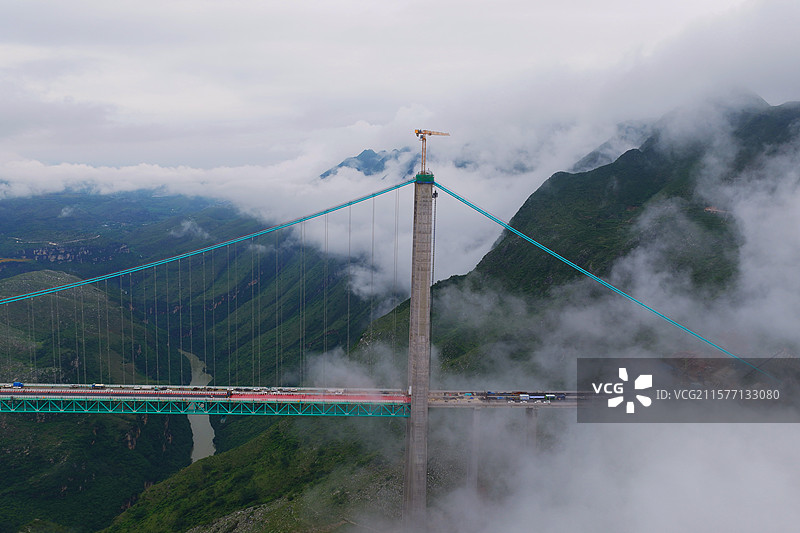 贵州建桥的人们，花江峡谷特大桥上，800米高空奋战向通车时间点冲刺图片素材