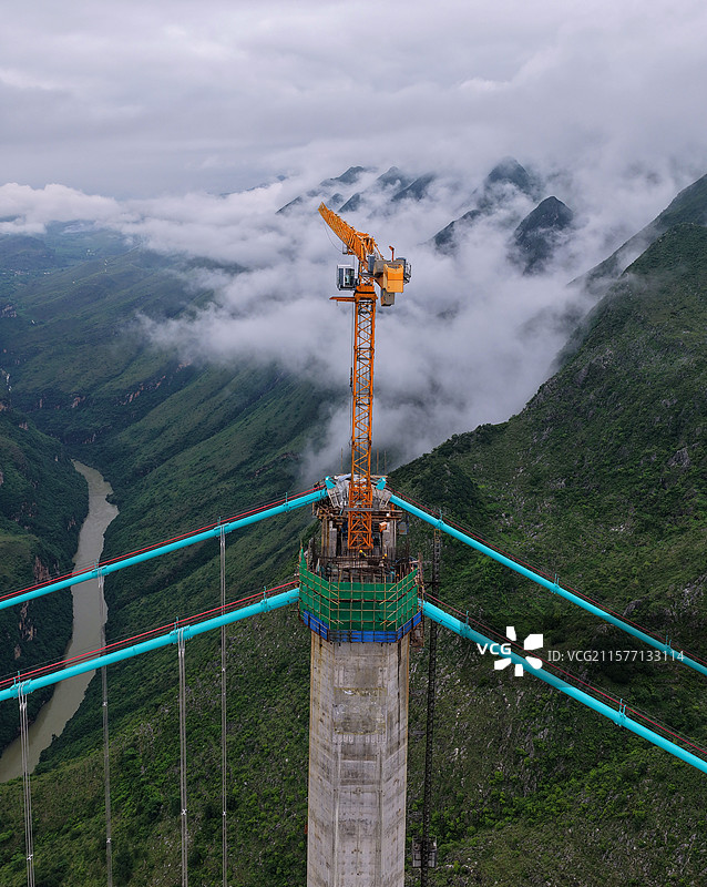 贵州建桥的人们，花江峡谷特大桥上，800米高空奋战向通车时间点冲刺图片素材
