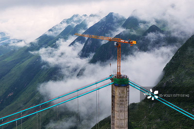 贵州建桥的人们，花江峡谷特大桥上，800米高空奋战向通车时间点冲刺图片素材