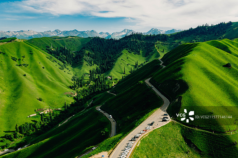 航拍伊犁 那拉提 滑草 导游证 旅游 休闲 旅行 草原 生态 环境 蓝天白云 消费 亲子游 暑假图片素材