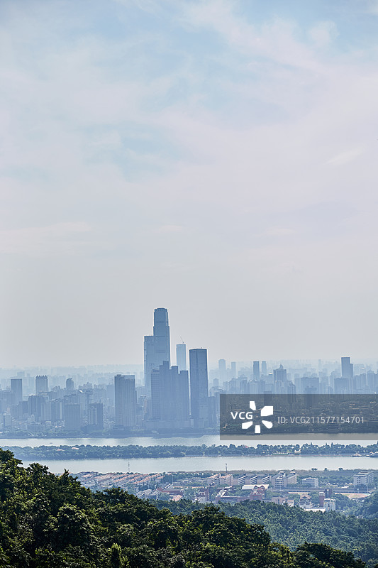 从湖南省长沙市岳麓山顶眺望长沙城市风光都市风景湘江橘子洲头城市天际线图片素材