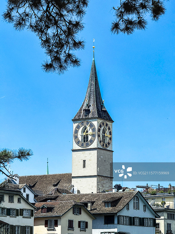 苏黎世大教堂尖顶的钟楼图片素材