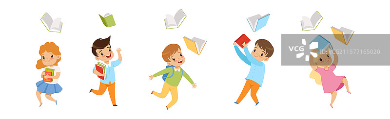 可爱的孩子们跳起来，把书扔向空中图片素材