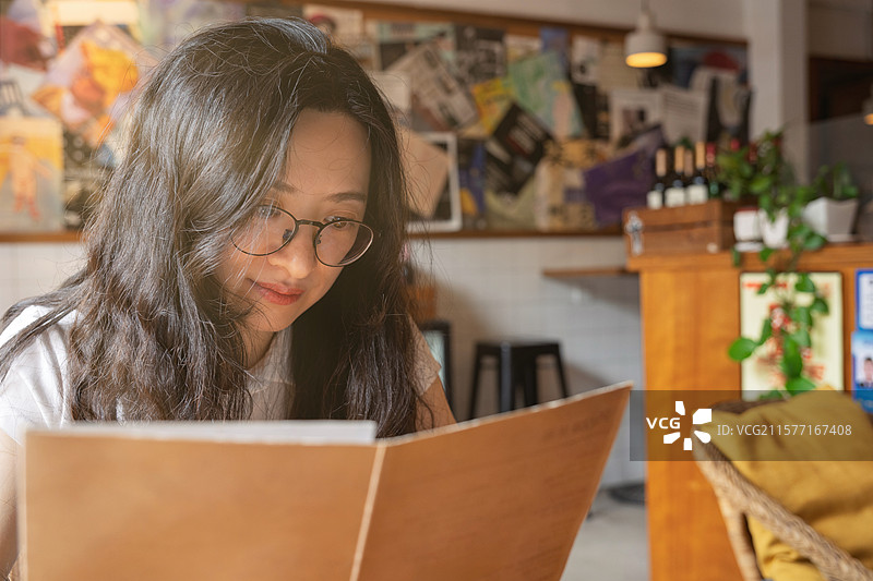 咖啡馆里的阅读时光图片素材