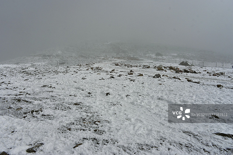 冬季岩石大雪后红石滩对天的高角度视图图片素材