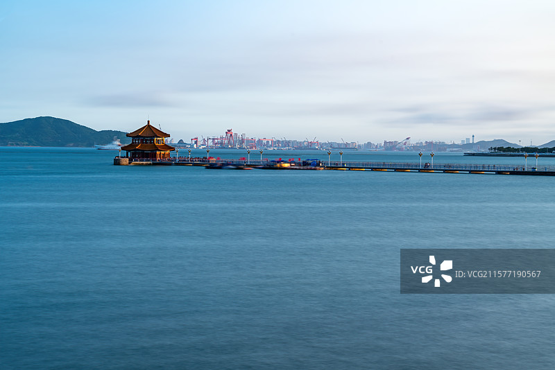 夕阳下的青岛海岸线城市图片素材