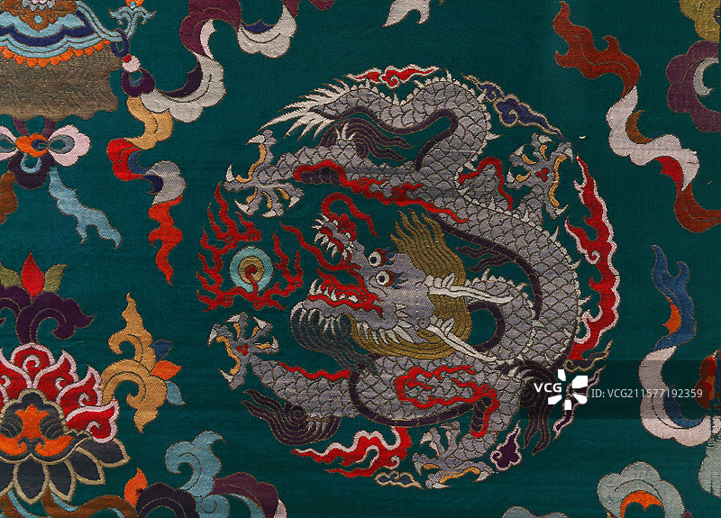 南京云锦，绿缎地八吉团龙纹妆花图片素材
