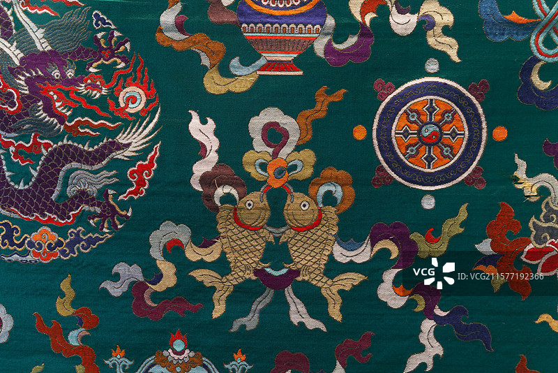 南京云锦，绿缎地八吉团龙纹妆花图片素材