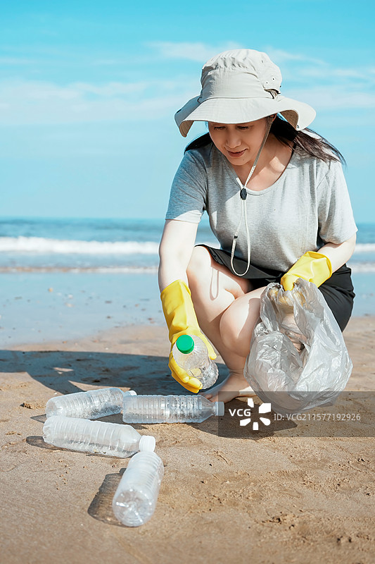 海滩清洁志愿者图片素材