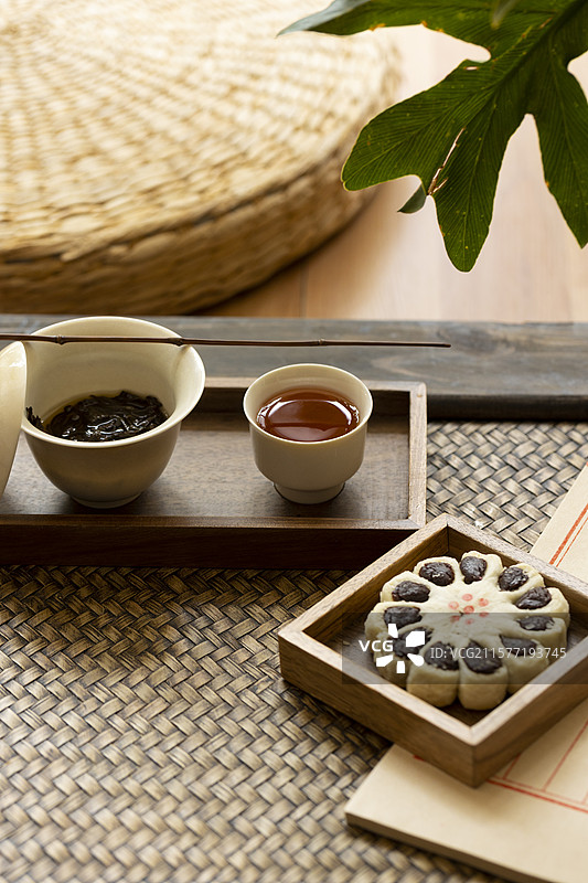 乌龙茶大红袍和老北京糕点（枣泥酥）图片素材