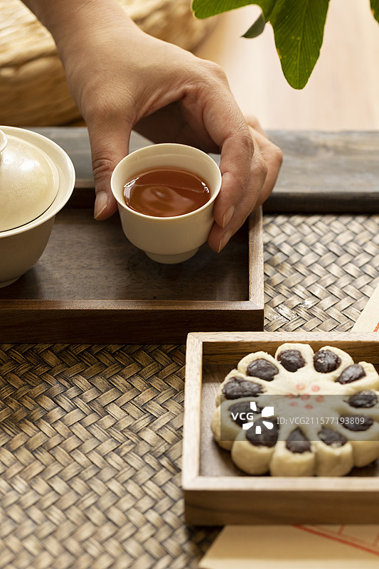 乌龙茶大红袍和老北京糕点（枣泥酥）图片素材