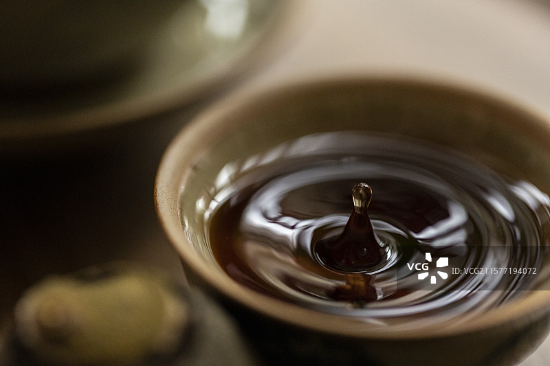 小青柑普洱茶水滴落到茶杯中特写图片素材