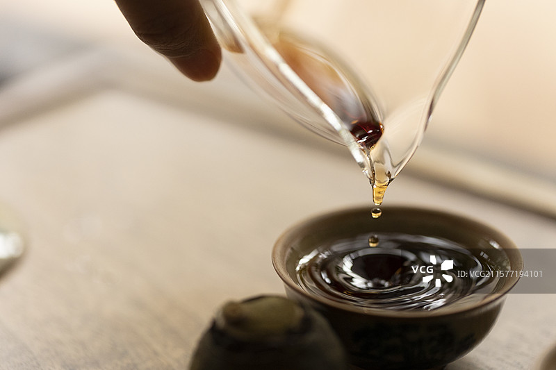 中国茶道：倒茶特写图片素材