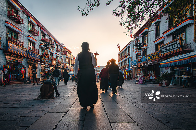 西藏拉萨八廓街转街图片素材