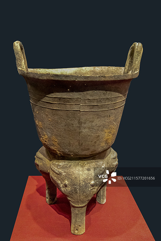 北京大运河博物馆“看·见殷商”展：铜甗（商，河南省信阳市罗山县天湖墓地出土，信阳博物馆藏）图片素材