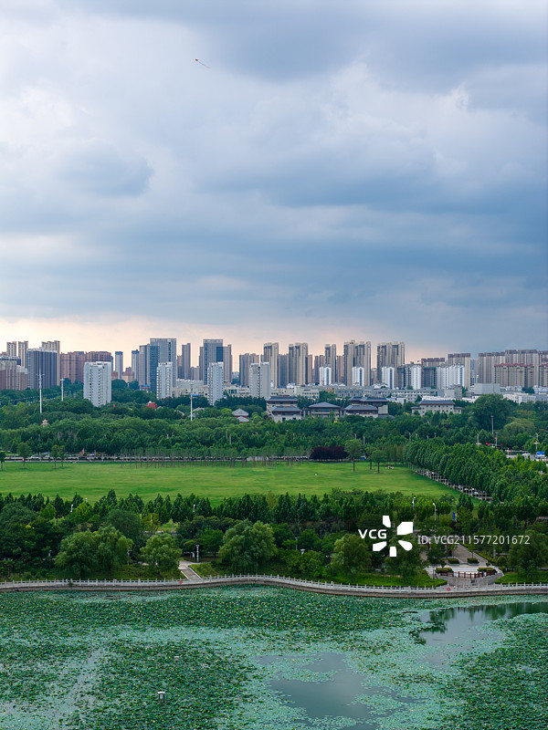 河南周口 城乡一体化示范区 行政中心 文昌大道 商务区 办公大楼 建筑 城市天际线 云景 乌云 多云图片素材
