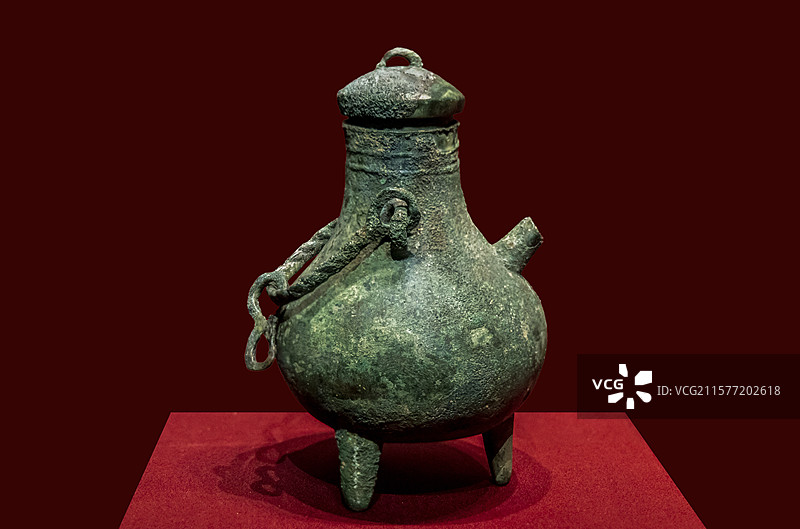 北京大运河博物馆“看·见殷商”展：提梁三足铜盉（商，北京市平谷区刘家河出土，首都博物馆藏）图片素材