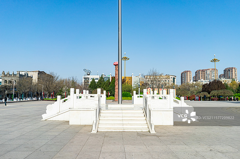 中国山西省临汾市洪洞县的中心文化广场，升旗的大理石石柱和围栏不锈钢旗杆，户外白昼无人图像摄影图片素材