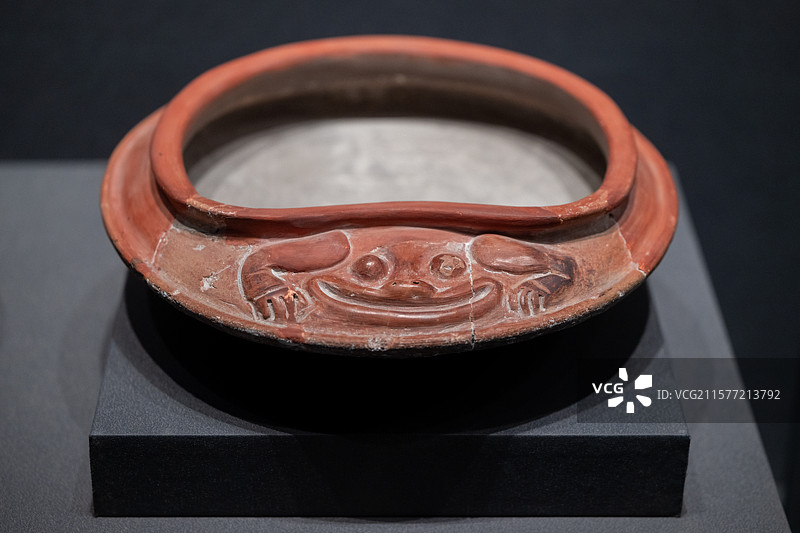 陕西考古博物馆 仰韶时期 西安高陵区杨官寨遗址北区环壕H900 浮雕蛙纹陶釜图片素材