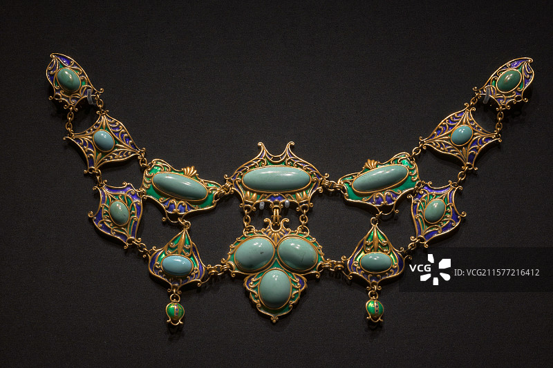黄金镶松石珐琅胸饰：约1900年，法国勒内.拉利克设计，成都博物馆《风华万象：16-20世纪典藏珍品图片素材
