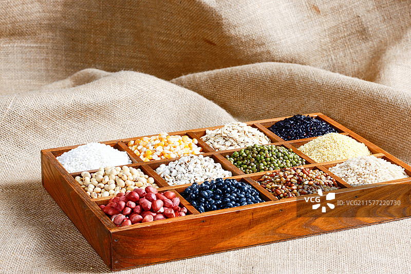 放在木格子里的五谷杂粮图片素材