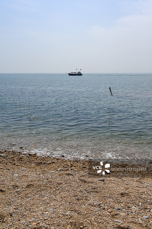 海面上漂浮的一艘船海景风光图片素材