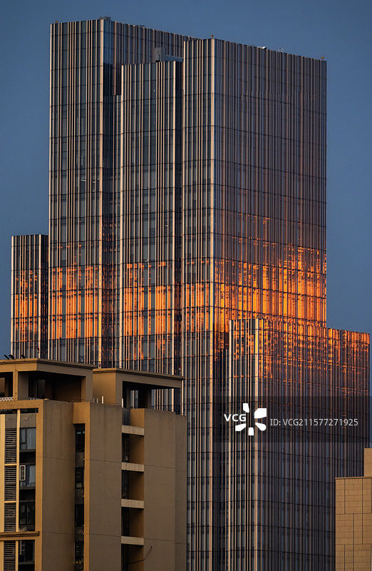 清晨日光照耀下的成都市区建筑群和街景图片素材