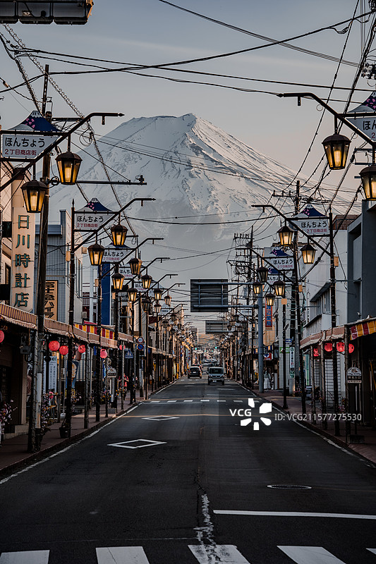 富士山日川计时店画面呈现日本街道景致，富士山巍峨矗立，街道静谧，路灯、店铺招牌点缀，弥漫日式韵味图片素材