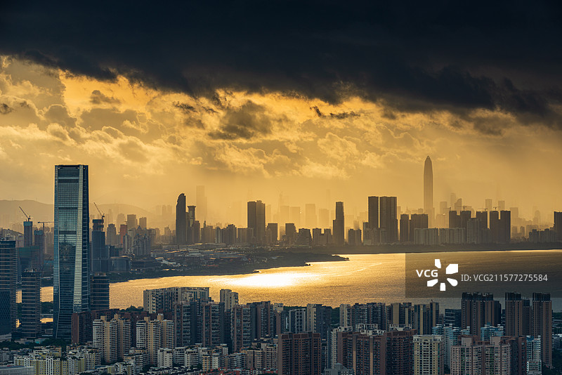 深圳南山与福田城市建筑金色阳光照射下的自然景象风光远景图片素材