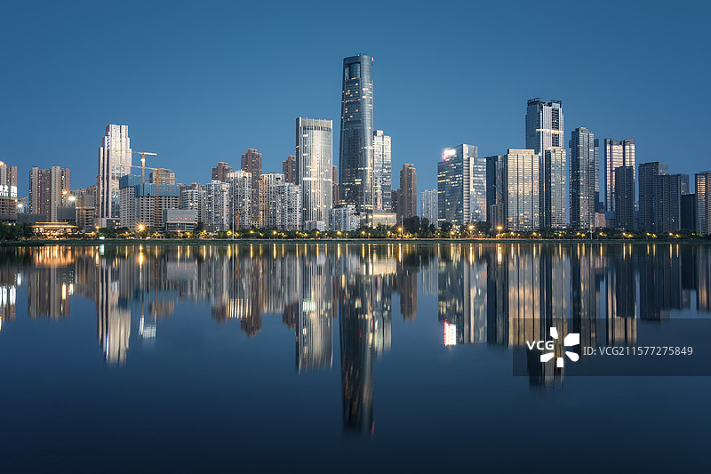 蓝调时刻城市天际线倒影图片素材