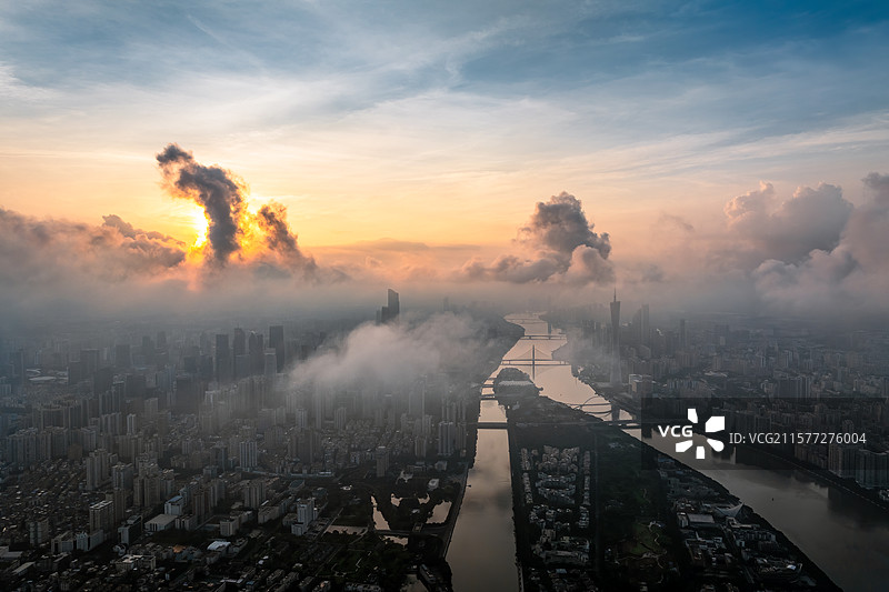 航拍日出云雾中广州珠江新城与海心沙、广州塔图片素材
