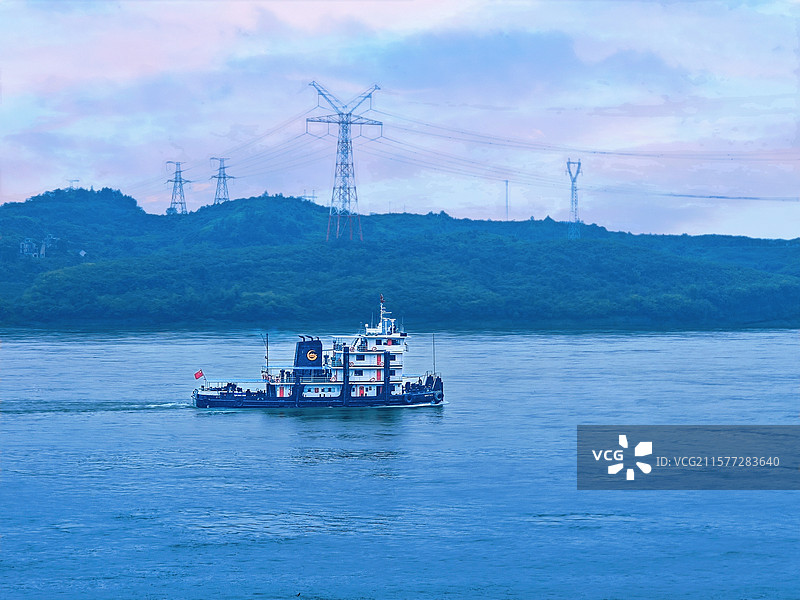 逆流而上的轮船图片素材