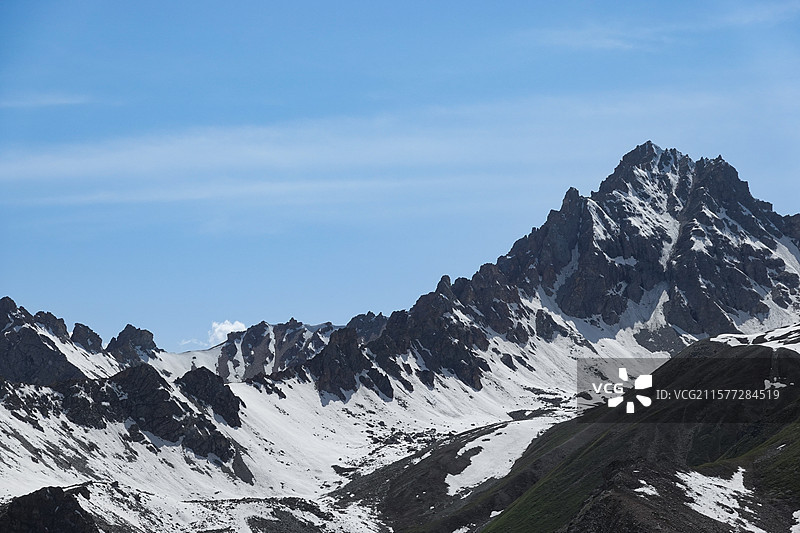 蓝天下白雪皑皑的群山俯瞰图图片素材