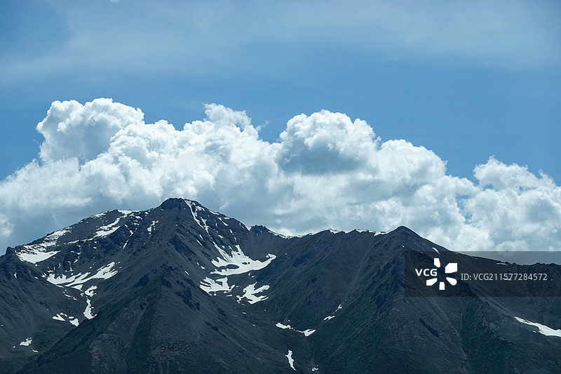 蓝天下白雪皑皑的群山俯瞰图图片素材