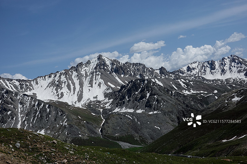 蓝天下白雪皑皑的群山俯瞰图图片素材