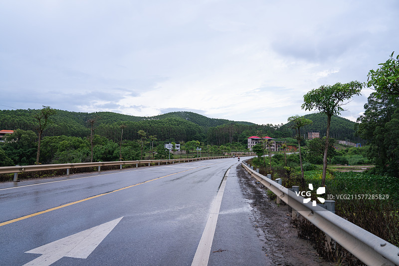 南宁郊区道路和两旁的树图片素材
