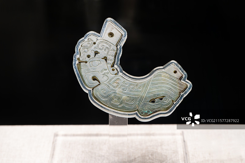 河南博物院 博物馆 文物 龙凤纹玉璜  西周 1997年鹿邑县太清宫镇长子口墓出土图片素材