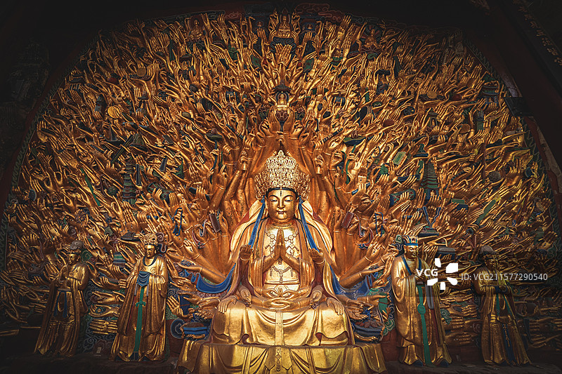 大足石刻的千手观音是南宋时期的旷世杰作，以88平方米崖面雕凿1007只金碧辉煌的手臂。图片素材
