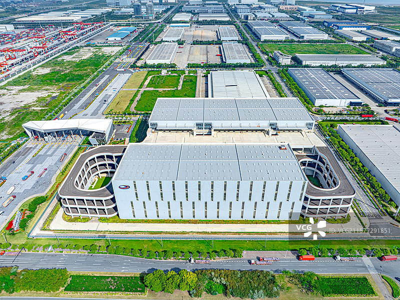 上海临港顺洋仓库 洋山特殊综合保税区十期 自贸区物流产业园 保税仓 多层仓储物流 集装箱卡车坡道图片素材