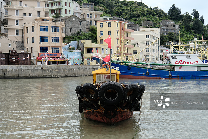 鸡山岛港湾禁渔期停泊的渔船图片素材