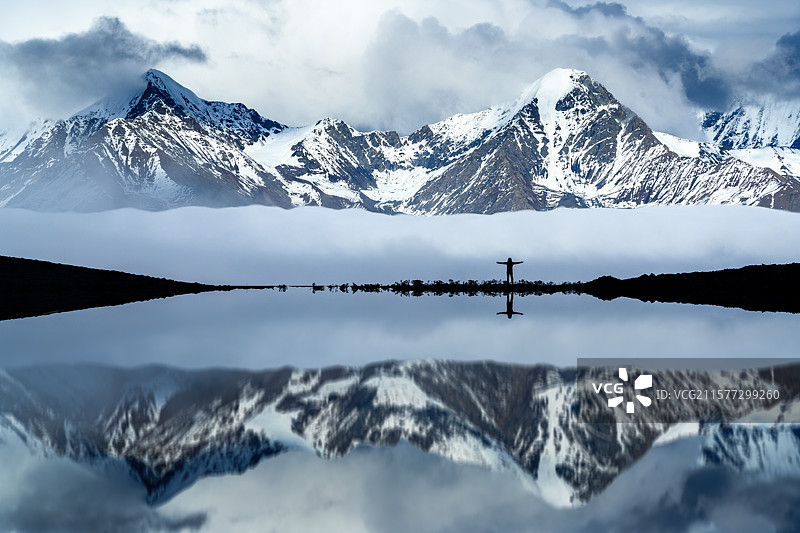 冷嘎措观蜀山之王——木雅贡嘎雪山图片素材