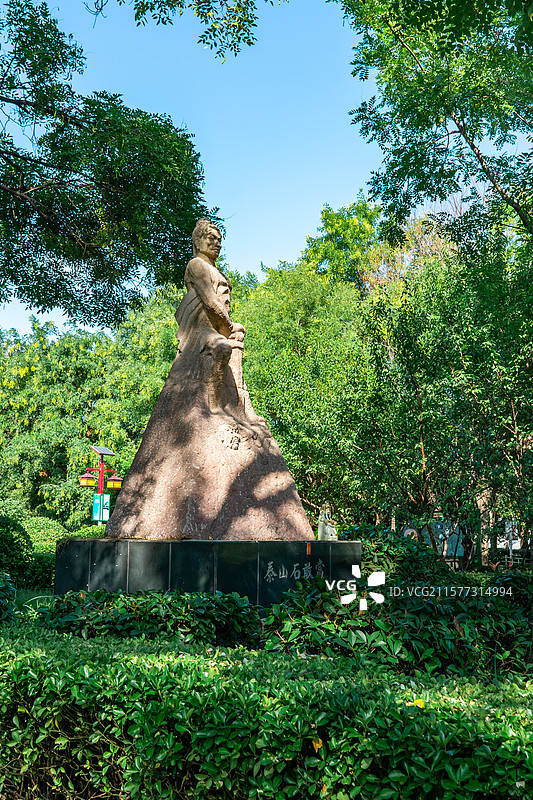 中国山东泰安著名景点泰山旅游风景区，岱庙行宫的泰山石敢当雕刻，户外白昼无人图像摄影图片素材