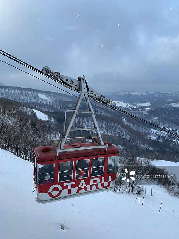 雪中的吊箱式缆车，日本北海道小樽天狗山滑雪场图片素材